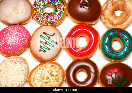 Zwölf verschiedene Donut im Feld Weißbuch Stockfoto