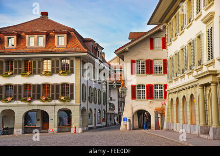 Rathausplatz im alten Stadtzentrum von Thun zu Weihnachten. Thun ist eine Stadt im Kanton Bern in der Schweiz, wo die Aare aus dem Thunersee fliesst. Der Rathausplatz ist das historische Zentrum von Thun Stockfoto