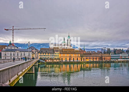 Waterfront mit St. Ursus Kathedrale und Palais Dauphine. Solothurn ist die Hauptstadt des Kantons Solothurn in der Schweiz. Es befindet sich am Ufer der Aare und am Fuße des Weissenstein Jura-Gebirge Stockfoto