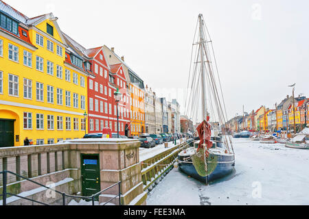 Kopenhagen, Dänemark - 5. Januar 2011: Nyhavn (neue Hafen) im Winter. Es ist Wasser, Kanal, Vergnügungsviertel in Kopenhagen in Dänemark. Es ist gesäumt von bunten Häusern, Bars, Cafés, Holzschiffe Stockfoto