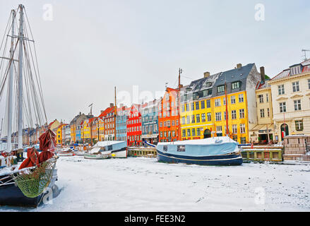 Kopenhagen, Dänemark - 5. Januar 2011: Nyhavn (neue Hafen) im Winter. Es ist Wasser, Kanal, Vergnügungsviertel in Kopenhagen Dänemark. Es ist gesäumt von bunten Häusern, Bars, Cafés, Holzschiffe Stockfoto