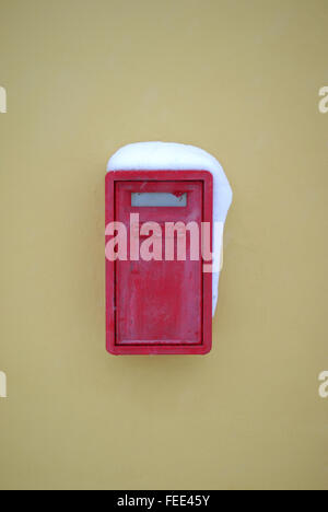 Alte italienische Post Box mit Schnee bedeckt Stockfoto