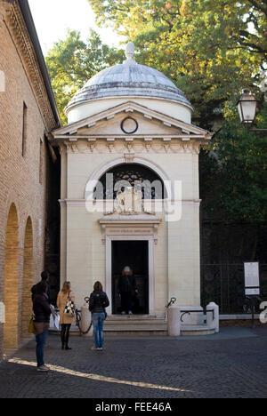 Dantes Grab in Ravenna. Von Architekt Camillo Morigia 1780 erbaut, beherbergt dieser kleinen neoklassizistische Tempel Dantes Knochen Stockfoto