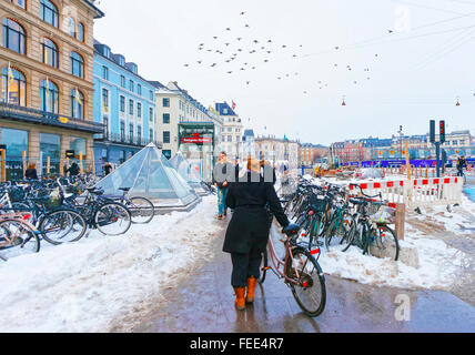 Kopenhagen, Dänemark - 5. Januar 2011: Kongens Nytorv u-Bahnstation in Kopenhagen im Winter. Es ist ein beliebtes Transportmittel in der Stadt, wo der Brennstoff sehr teuer ist. Stockfoto