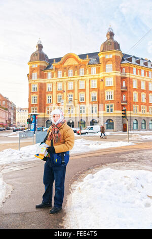 Mann hält Karte im Stadtzentrum von Kopenhagen im Winter. Kopenhagen ist die Hauptstadt und bevölkerungsreichste Stadt von Dänemark. Es wurde gefunden Stockfoto