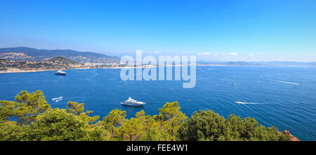 Cannes und La Napoule Panoramablick aufs Meer, die Bucht, Yachten und Boote von Theoule Sur Mi. Côte d ' Azur, Azure Küste oder Cote d ' Azur Stockfoto