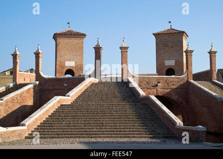 Die monumentale Dreipunkt-Brücke bekannt als Trepponti (1638), Comacchio, Emilia Romagna, Italien Stockfoto