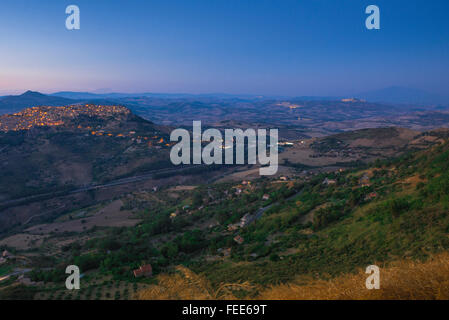 Sizilienlandschaft, Blick in der Dämmerung auf die Landschaft rund um die historische Stadt Calascibetta auf einem Hügel im Zentrum von Sizilien, Italien Stockfoto