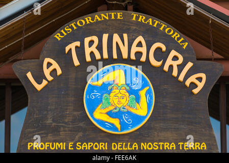 Sizilien Restaurant, ein Restaurant anmelden Enna, Sizilien, zeigt die Insel die Dreibeinigen regionales Emblem, die trinacria. Stockfoto