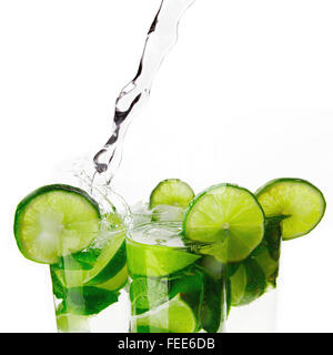 So dass Mojito Cocktails mit Limette und Minze isoliert auf weißem Hintergrund Stockfoto