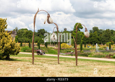 drei 14-Fuß hohen Wicker Schneeglöckchen Skulptur in Trentham Gardens Stoke on Trent Staffordshire Mitarbeiter England UK Stockfoto