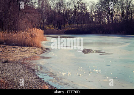 Bayerische Landschaft - zugefrorenen See mit Eis schmelzen und über der Oberfläche schweben. Stockfoto