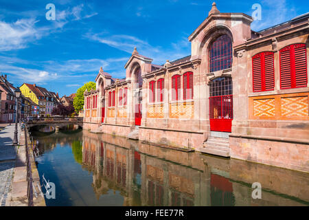 Markthalle spiegelt sich im Fluss Lauch, Petite Venise, klein Venedig, Altstadt von Colmar, Elsass, Frankreich, Europa Stockfoto