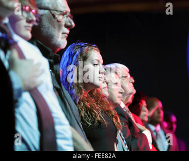 LAS VEGAS, NV - 13. Oktober 2015: (L-R) demokratischen Präsidentschafts-Debatte zeigt Publikum während der Öffnungszeiten Treueschwur. Stockfoto