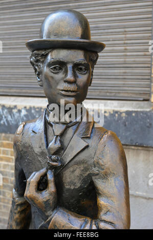 Bronzestatue von Charlie Chaplin des Bildhauers John Doubleday in London, Vereinigtes Königreich. Stockfoto