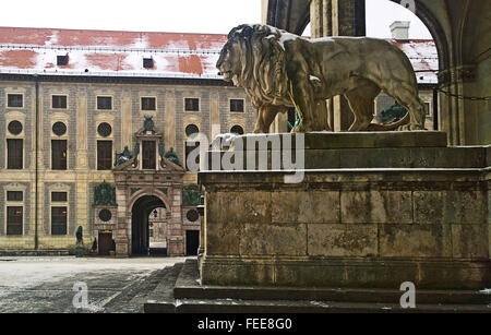 München, Deutschland - Winter Ansicht der Odeonsplatz mit Palast Residenz und Feldherrnhalle mit eine Löwenstatue, Symbol für Bayern Stockfoto