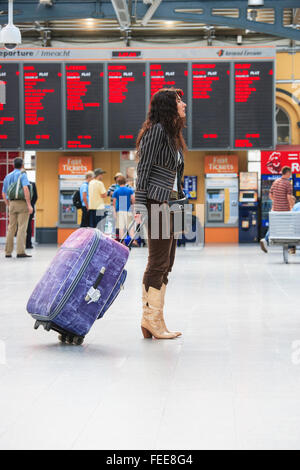 Frau s Pendler train Station Gepäck uk Stockfoto