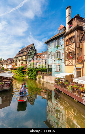 Touristen in einer kleinen Tour Boot entlang des Flusses Lauch in La Petite Venise oder klein-Venedig, Viertel, Altstadt, Colmar, Elsass Stockfoto