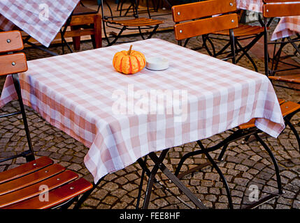 Herbstzeit, dekorierte Restaurant Tisch im Freien mit kleiner Kürbis Stockfoto