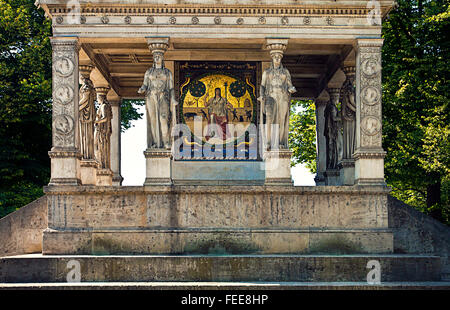 München, den Engel des Friedens: Sockel Detail Denkmal aus dem Jahre 1896 am Isar-Ufer, unterstützt von Karyatiden mit Mosaiken Stockfoto