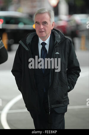 London, UK, 22. November 2015: John McDonnell, britische Labour-Politikerin und Schatten Kanzler des Finanzministeriums besucht die BB Stockfoto