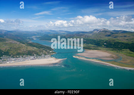 Luftaufnahme von Barmouth, Mawddach Mündung und Cadair Idris Bergkette Snowdonia NAtional Park Gwynedd Mid Wales UK Stockfoto