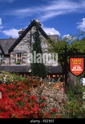 Betws-y-Coed Betws y Coed Grove House B & B Bed And Breakfast Haus außen Unterkunft mit Blumen im Garten im Vordergrund Co Stockfoto