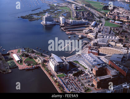 Luftaufnahme von Cardiff Bay Hafengebiet mit Norwegian Church, Atradius Bürogebäude, Senedd oder Welsh Assembly, Pierhead B Stockfoto