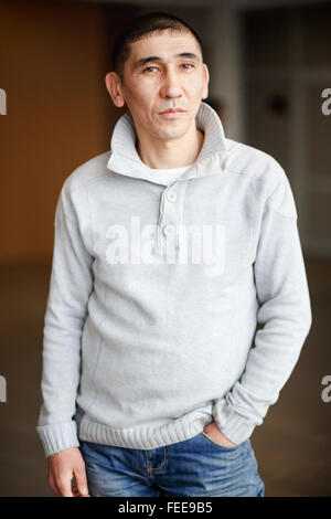 Close-up-Porträt von Mitte im Alter Mann Brünette in Freizeitkleidung mit kurzen Haaren nachdenklich schauen direkt in die Kamera, der Mitarbeiter bekommt Job, gekleidet leichte Pullover. Stockfoto