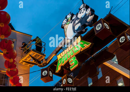 London, UK.  5. Februar 2016.  Als Chinatown bereitet sich für Chinese New Year, "Das Jahr des Affen" mit seiner üblichen Laterne-Anzeige installieren Arbeiter Zeichen über den legendären Toren in der Gerrard Street, die den kommenden Dreamworks-Film "Kung Fu Panda 3" zu fördern.   Bildnachweis: Stephen Chung / Alamy Live News Stockfoto