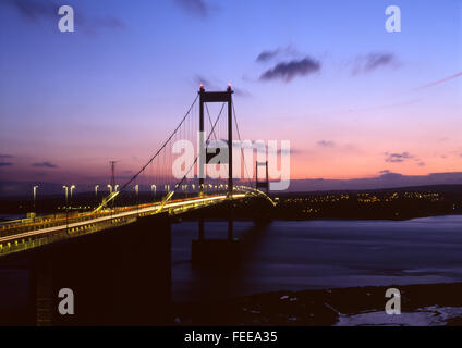 Erste ursprüngliche Severn-Hängebrücke bei Sonnenuntergang Nacht jetzt tragen M48 Autobahn Blick von Aust in Richtung Wales UK Stockfoto