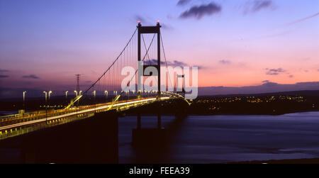 Erste ursprüngliche Severn-Hängebrücke bei Sonnenuntergang Nacht jetzt tragen M48 Autobahn Blick von Aust in Richtung Wales UK Stockfoto