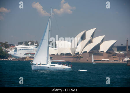 Yacht segeln im Hafen von Sydney Opernhaus in Sydney New South Wales NSW Australia Hintergrund Stockfoto