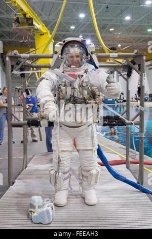 NASA-Astronaut Mark Vande Hei während des Trainings mit dem EVA-Raumanzug im neutralen Auftrieb Lab-Simulator am Johnson Space Center 31. August 2015 in Houston, Texas. Stockfoto