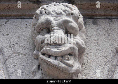 Groteske Wasserspeier Schnitzen von männlichen Männerkopf auf Außenseite des Santa Maria Formosa Kirche Castello Sestier Venedig Veneto Italien Stockfoto