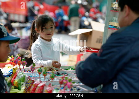 Kinderarbeit, Mädchen, 5 Jahre, Verkauf von Süßigkeiten auf einem Straßenmarkt, Barrio 20 de Julio, Bogota, Kolumbien Stockfoto