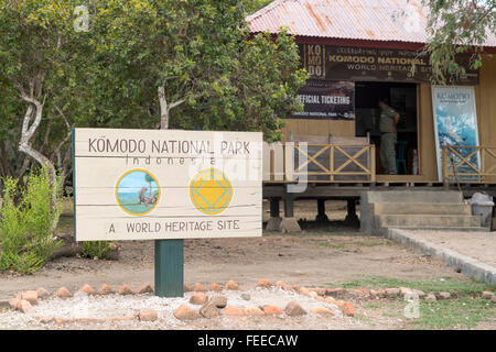 Eingang zu signieren, Ranger Station, Komodo National Park, Rinca Island, kleinen Sunda-Inseln, Indonesien Stockfoto