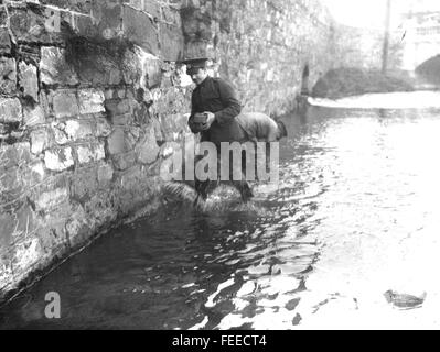 IRISCHE OSTERAUFSTAND britische Soldaten Sprengladungen im Mai 1916 auf einer Brücke über den Fluß Tolka, Dublin, gepflanzt wird gesucht. Stockfoto