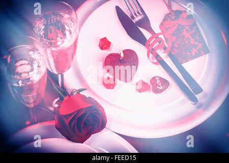 Schöne festliche Tischdekoration für Valentinstag, Luxus weißen Utensil, zwei Gläser Wein verziert mit roten Rosen und Herzen Stockfoto