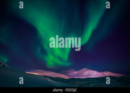 Aurora Borealis Phänomen, grüne umfangreiche Nordlicht über die Berge, Nuuk, Grönland, Oktober 2015 Stockfoto