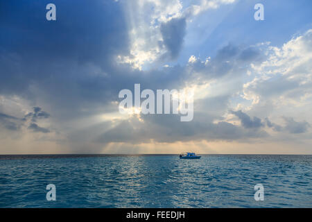 Das einsame Boot im Indischen Ozean, Malediven Stockfoto