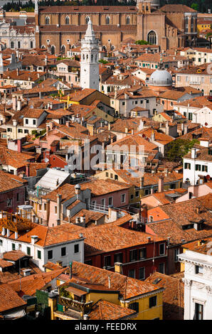 Ziegel-Dächer und schiefen Glockenturm Turm von Santa Maria Formosa Kirche vom Campanile San Marco, Venedig, Veneto, Italien Stockfoto