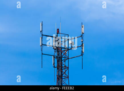 Nach oben Kommunikation Antennenanlagen Montage und Leuchtfeuer gegen den blauen Himmel. Stockfoto
