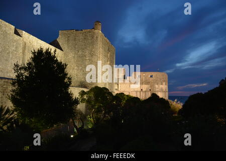 Sonne über die Steinmauer Befestigungen der alten Stadt von Dubrovnik, Kroatien. Stockfoto