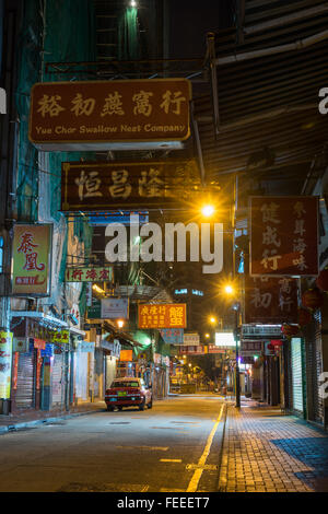 Leere Straße in Hong Kong bei Nacht Stockfoto