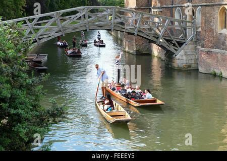 Touristen genießen Stocherkähne auf dem Fluss Cam in der Universitätsstadt Cambridge. Juli 2014 Stockfoto