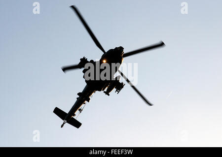 AgustaWestland Apache Kampfhubschrauber fliegen auf einer Trainingsmission über Flugplatz Woodbridge, Suffolk, UK. Stockfoto