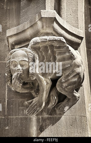 München, 17. April 2014: Steinerne gotische Wasserspeier mit menschlichen Kopf, Flügeln und Schweif am Rathaus in Marienplatz, München, Deutschland Stockfoto