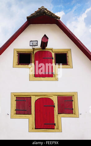 Fragment der Fassade des alten mittelalterlichen Haus mit markanten roten Fensterläden aus Holz in Rothenburg Ob der Tauber, Bayern, Deutschland Stockfoto