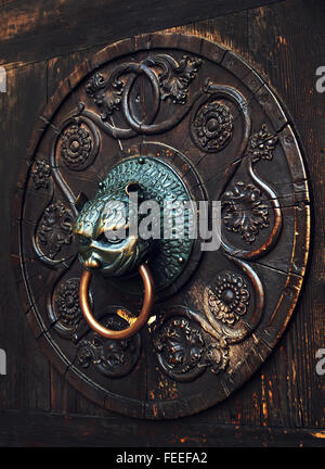 Antike Klopfer auf eine Holztür an Fassade der Kathedrale von St. Maria (Dom Unserer Lieben Frau) in Augsburg, Deutschland Stockfoto